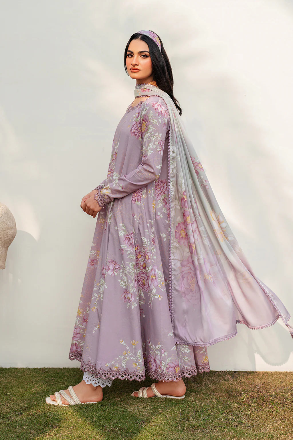 IZNIK – Lilac Embroidered Luxury Lawn 3-Piece Suit (AK-3407)